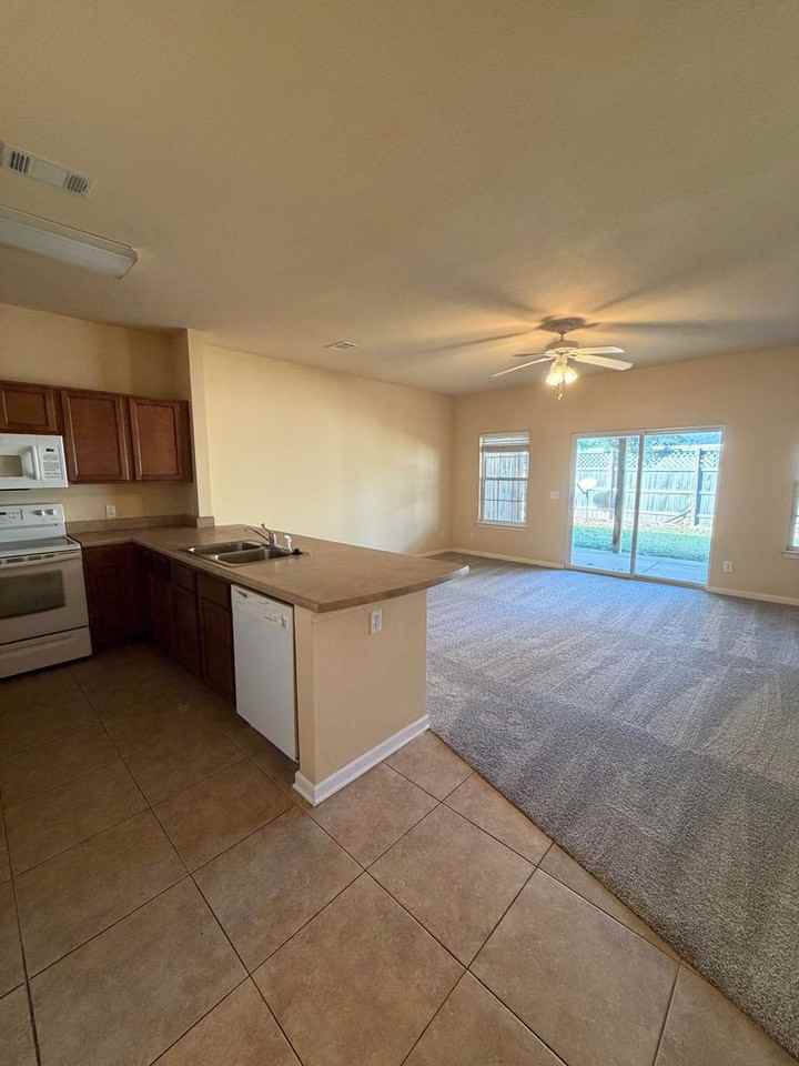 148 Iron Horse Drive West - Photo 4 of 13