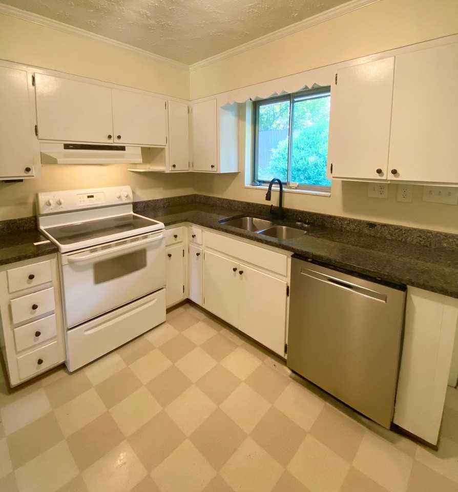 2300 Oakland Drive Northwest - Photo 4 of 8