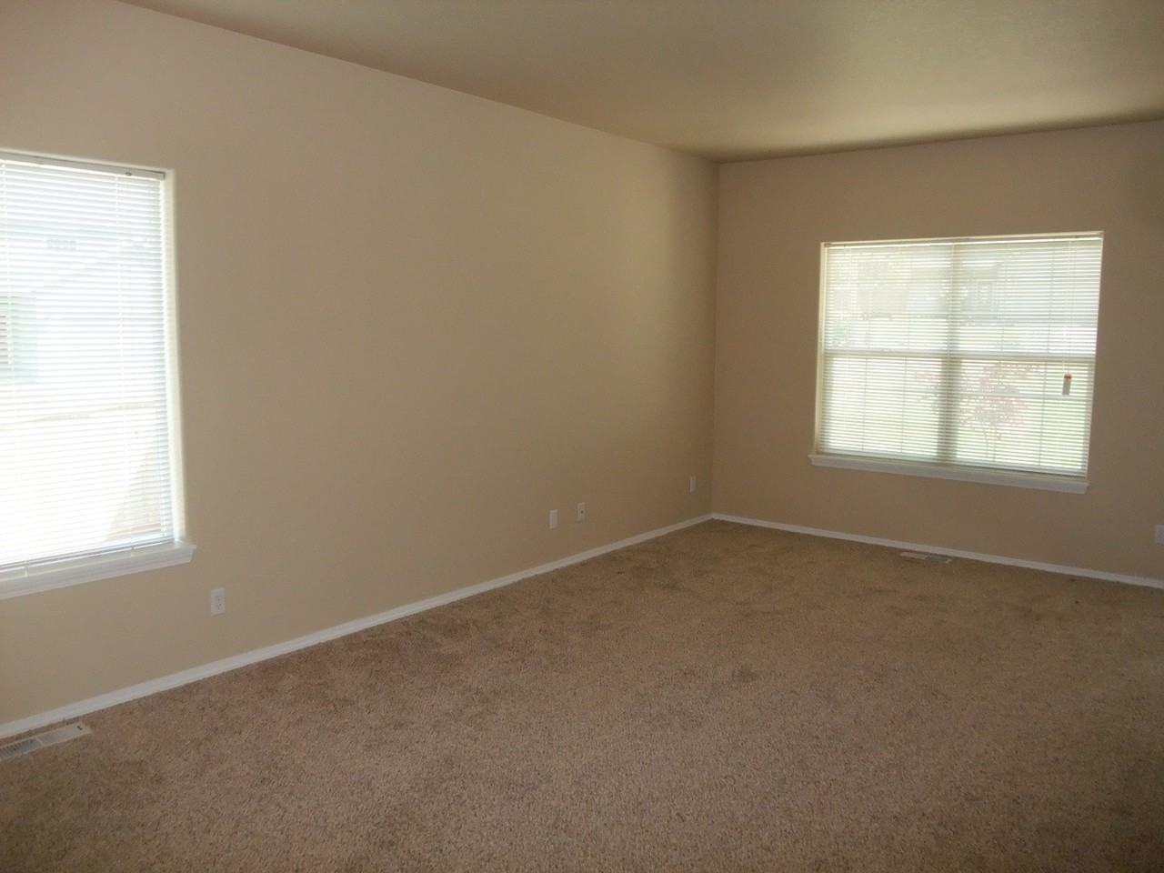 2600 Nw Raymond Ct - Photo 5 of 7