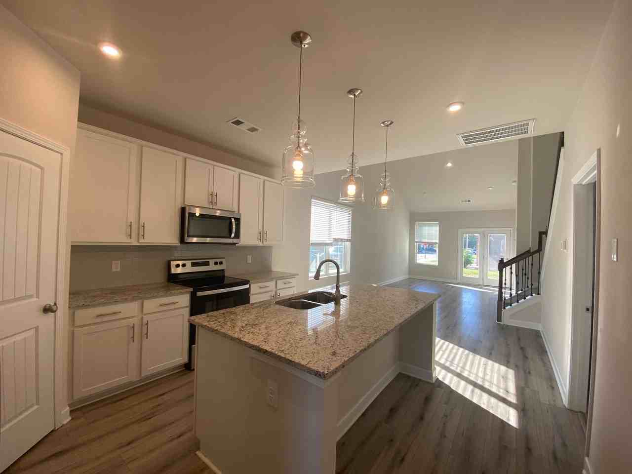 401 Walton Street - Photo 5 of 25