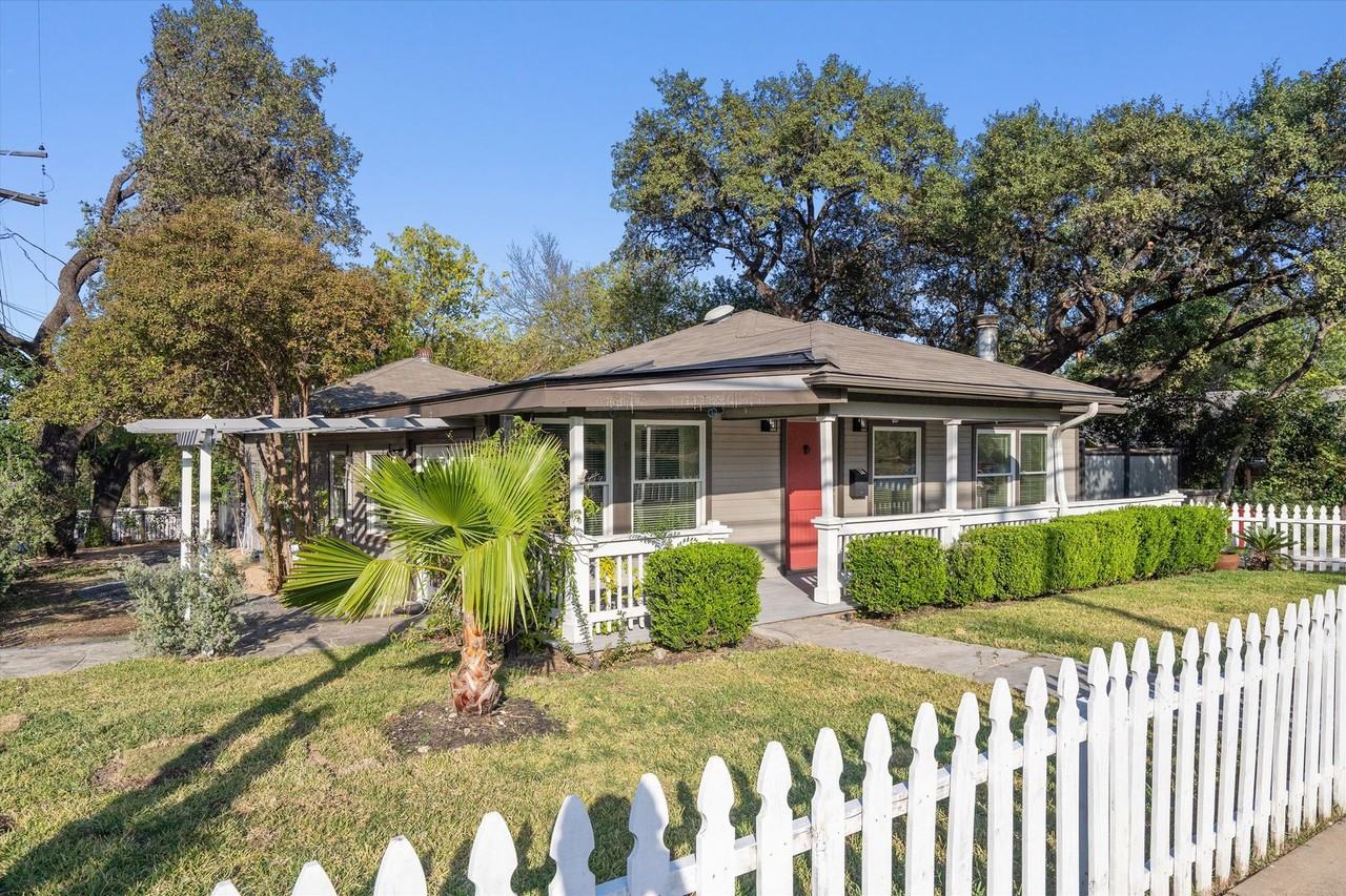 400 E Monroe St - Photo 3 of 39