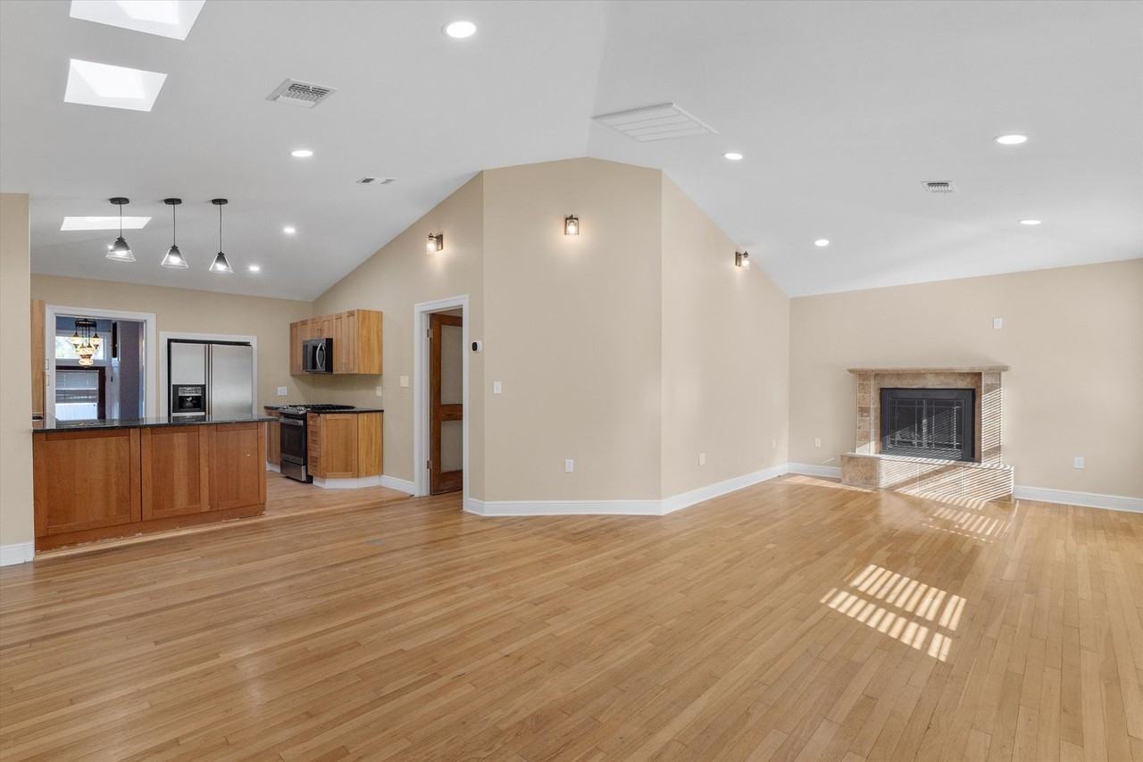 400 E Monroe St - Photo 7 of 39