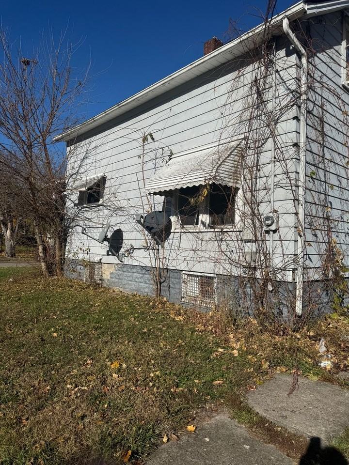 3175 Caroline Ave - Photo 2 of 27