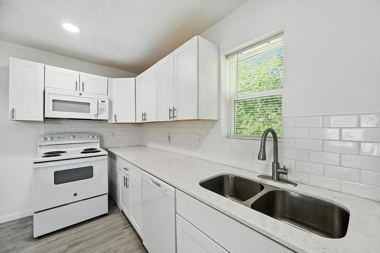 320 T A Carroll Ave - Photo 4 of 21