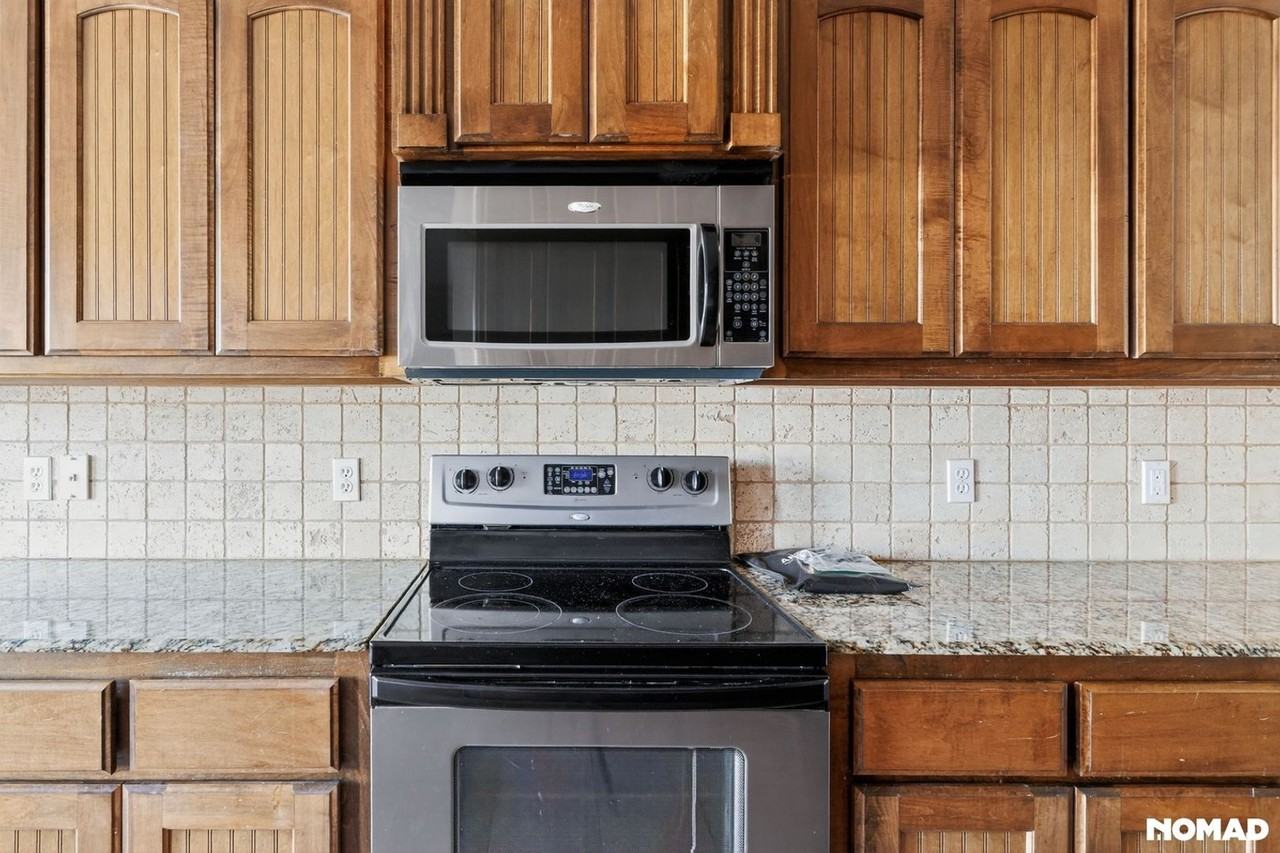 941 Ne 30th St - Photo 2 of 32