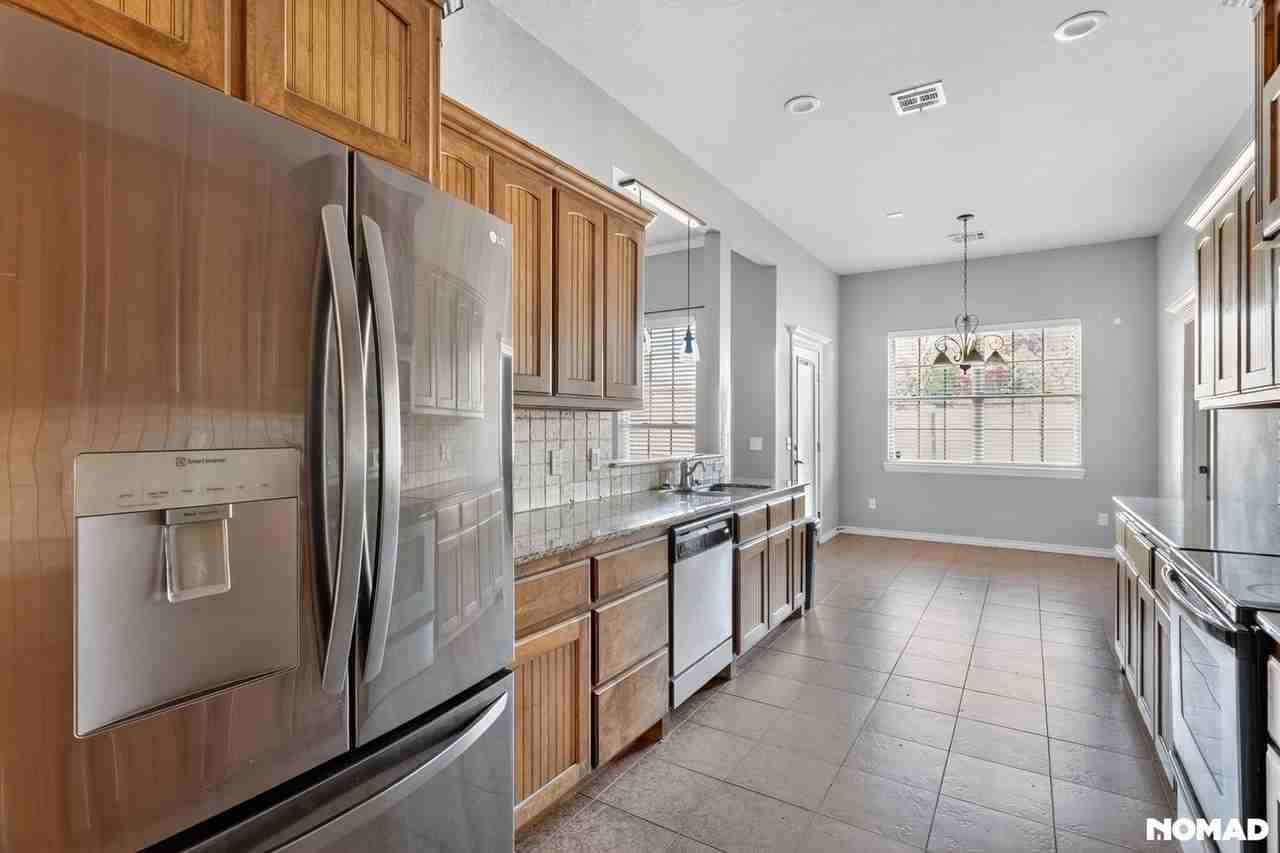 941 Ne 30th St - Photo 3 of 32