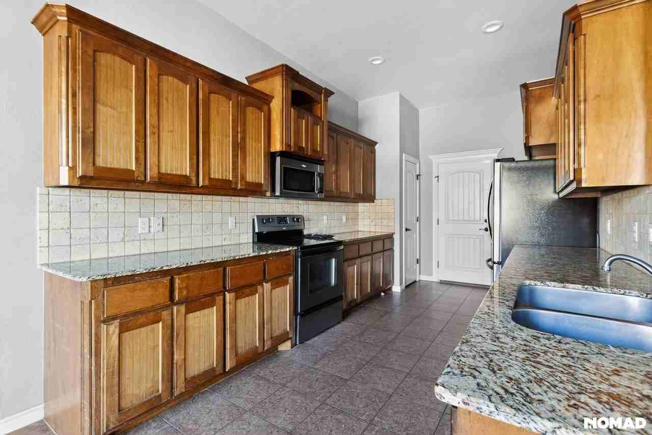 941 Ne 30th St - Photo 4 of 32