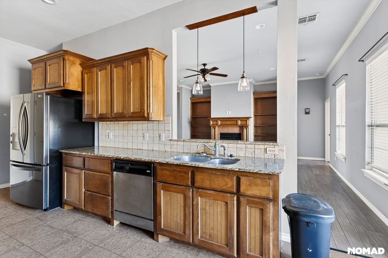 941 Ne 30th St - Photo 5 of 32