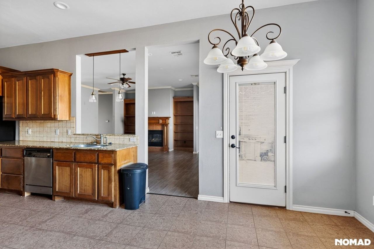 941 Ne 30th St - Photo 6 of 32