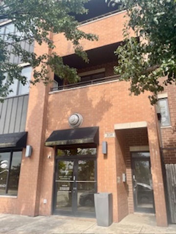 2128 W Van Buren St #2 - Photo 2 of 16