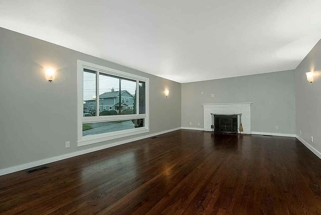 9042 38th Ave Sw - Photo 4 of 31