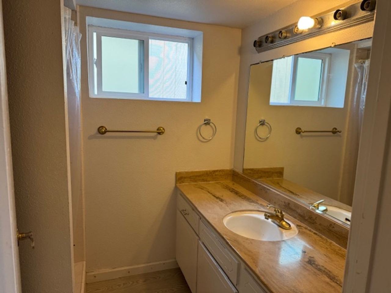 15425 Oak Hills Drive - Photo 7 of 13