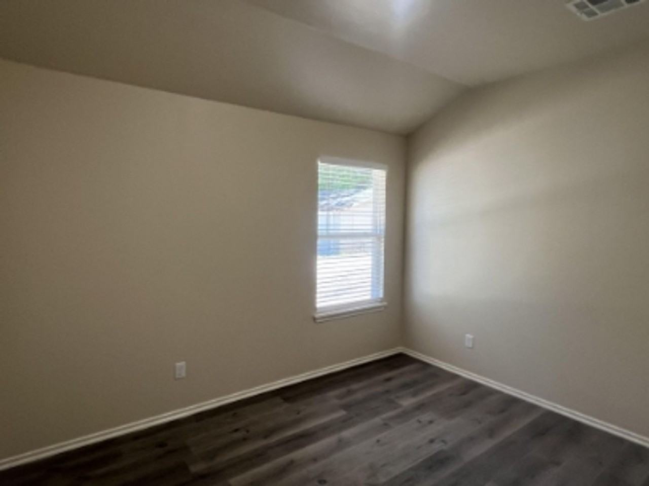 812 West Illinois Avenue - Photo 7 of 10