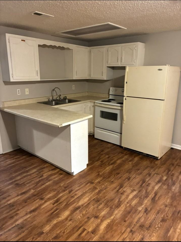 Hawthorne Apartments - Photo 3 of 5