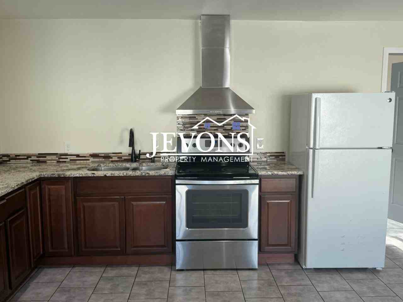 414 South Toppenish Avenue - Photo 3 of 11