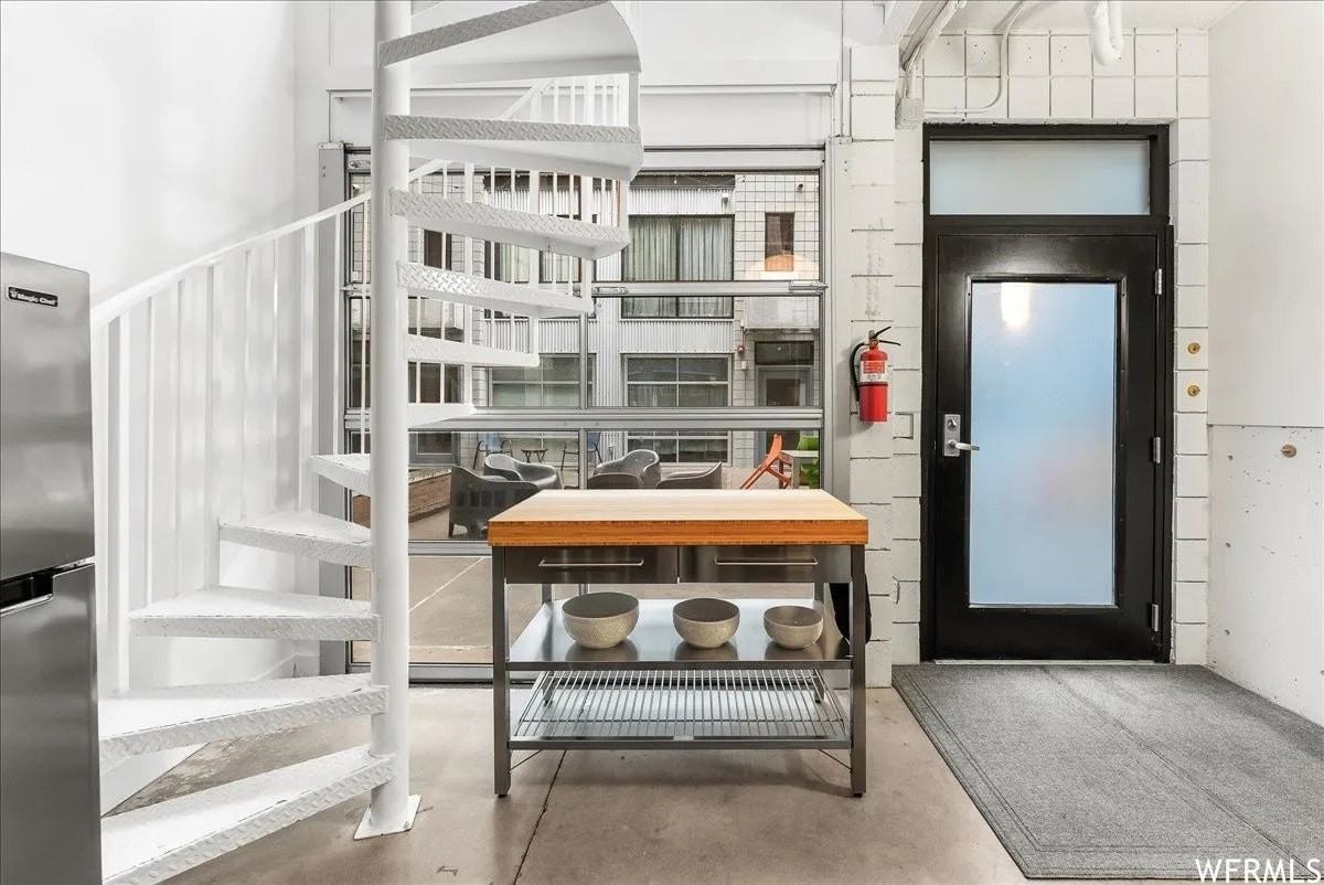 360 West Broadway, Unit 206 - Photo 5 of 14