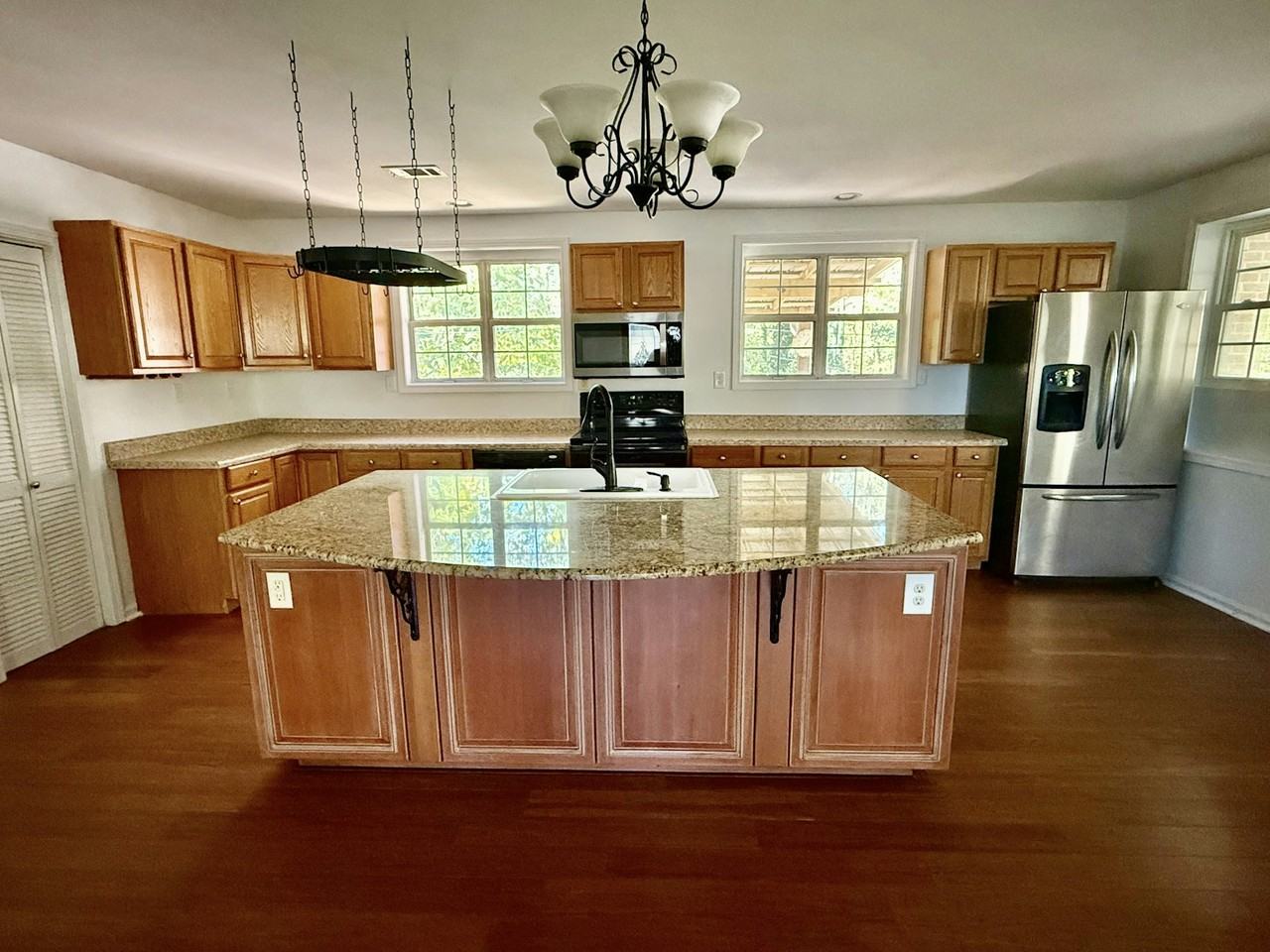 3116 Alenes Dr - Photo 6 of 23