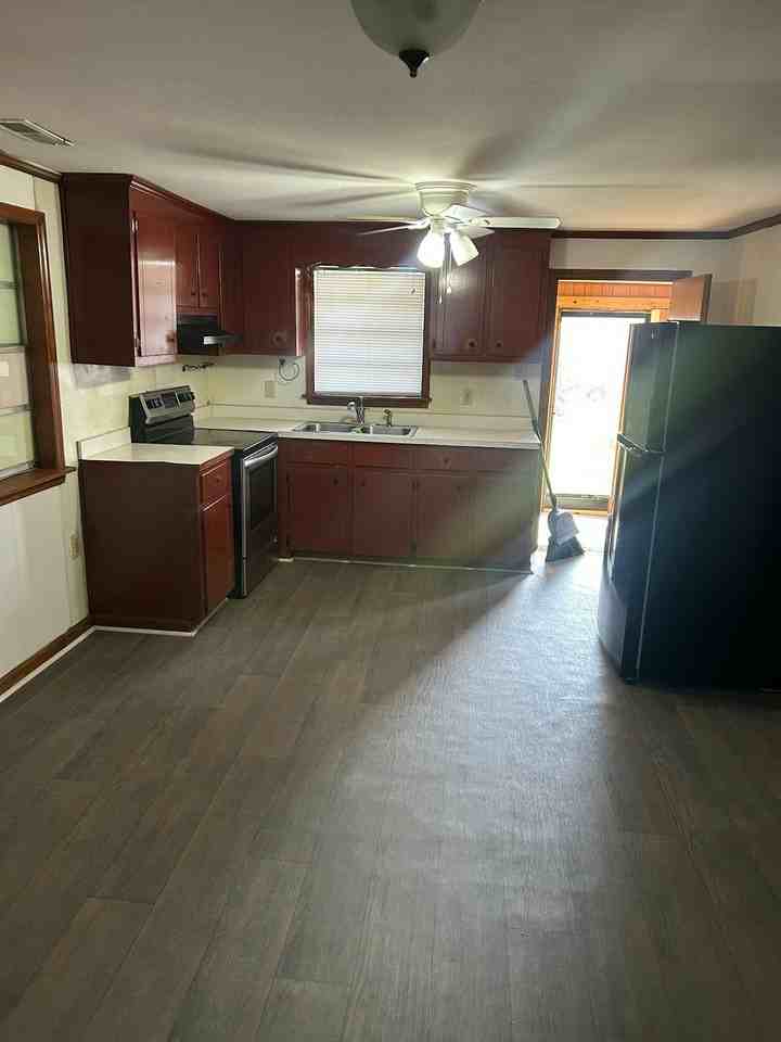 107 Smith St - Photo 5 of 11