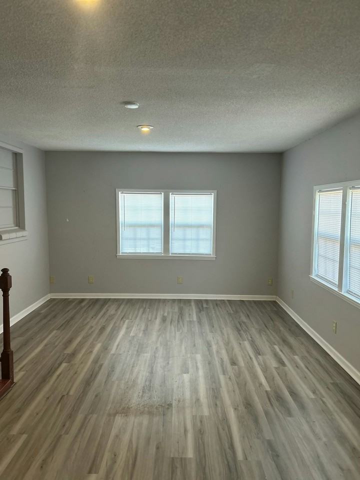 107 Smith St - Photo 7 of 11