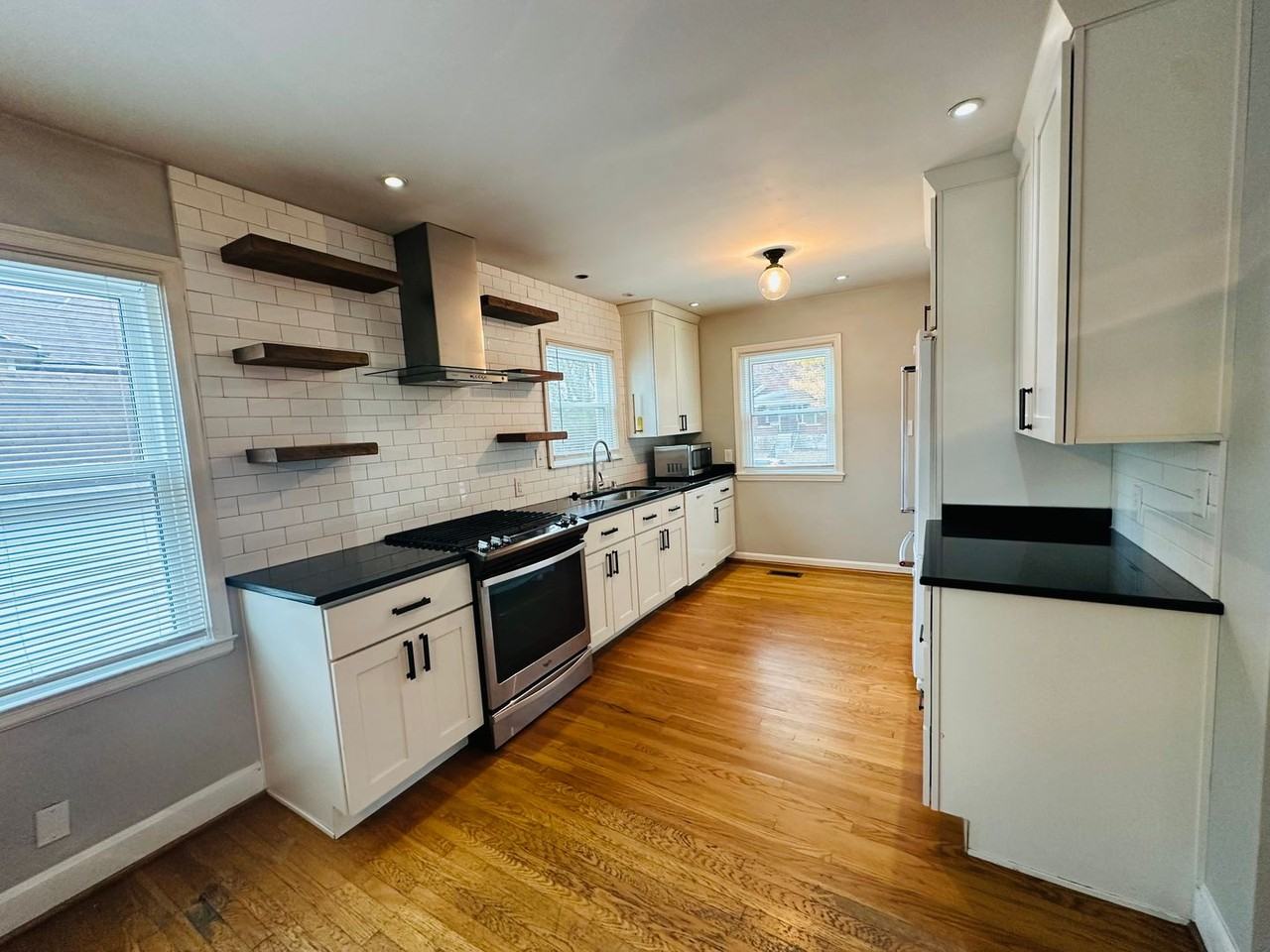 1800 Strand Ave - Photo 7 of 30