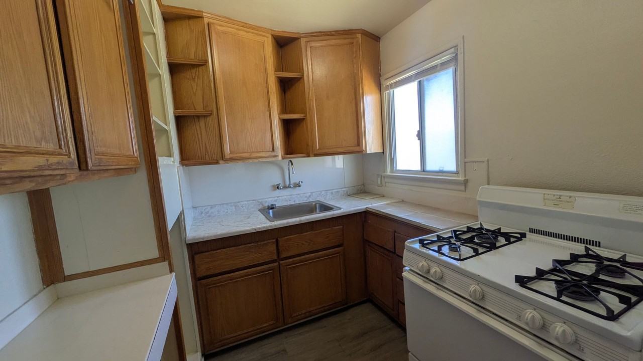 845 E 6th St - Photo 2 of 16