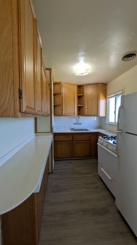 845 E 6th St - Photo 4 of 16