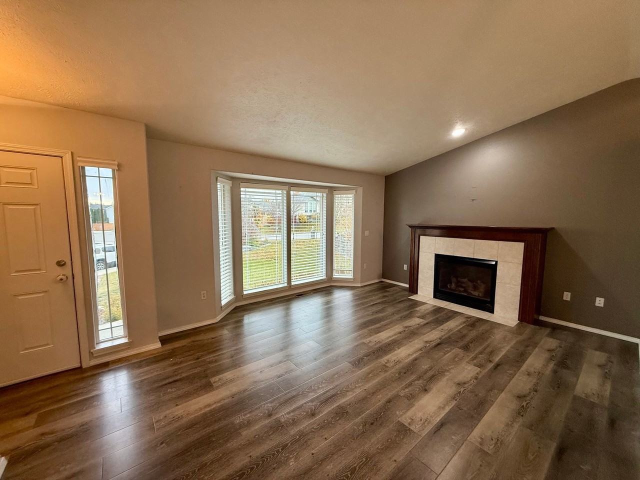 1110 W Creekstone St - Photo 4 of 32