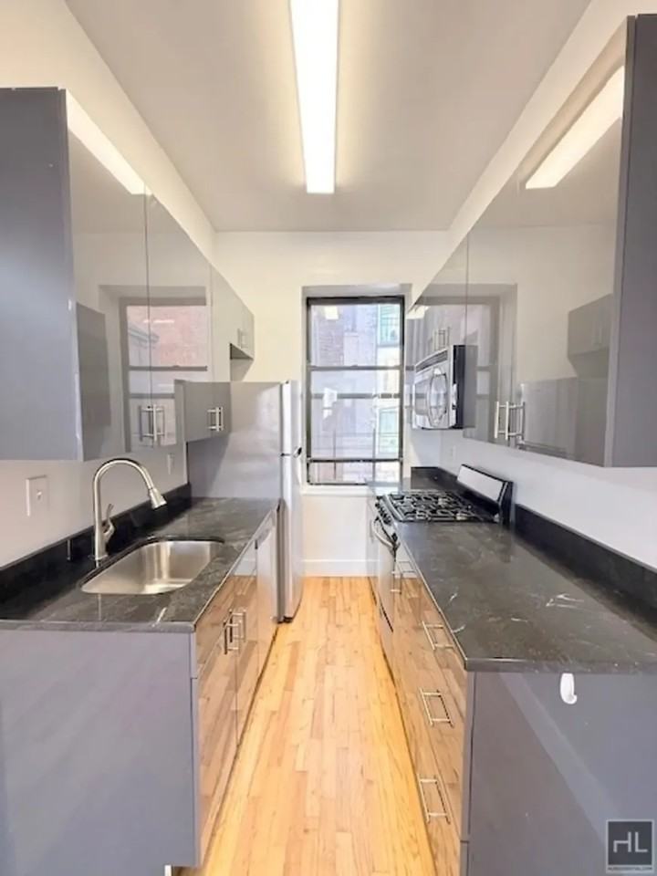 252 West 76th Street - Photo 4 of 10
