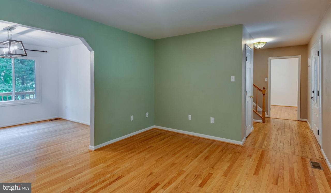 8413 Manor View Road - Photo 7 of 48