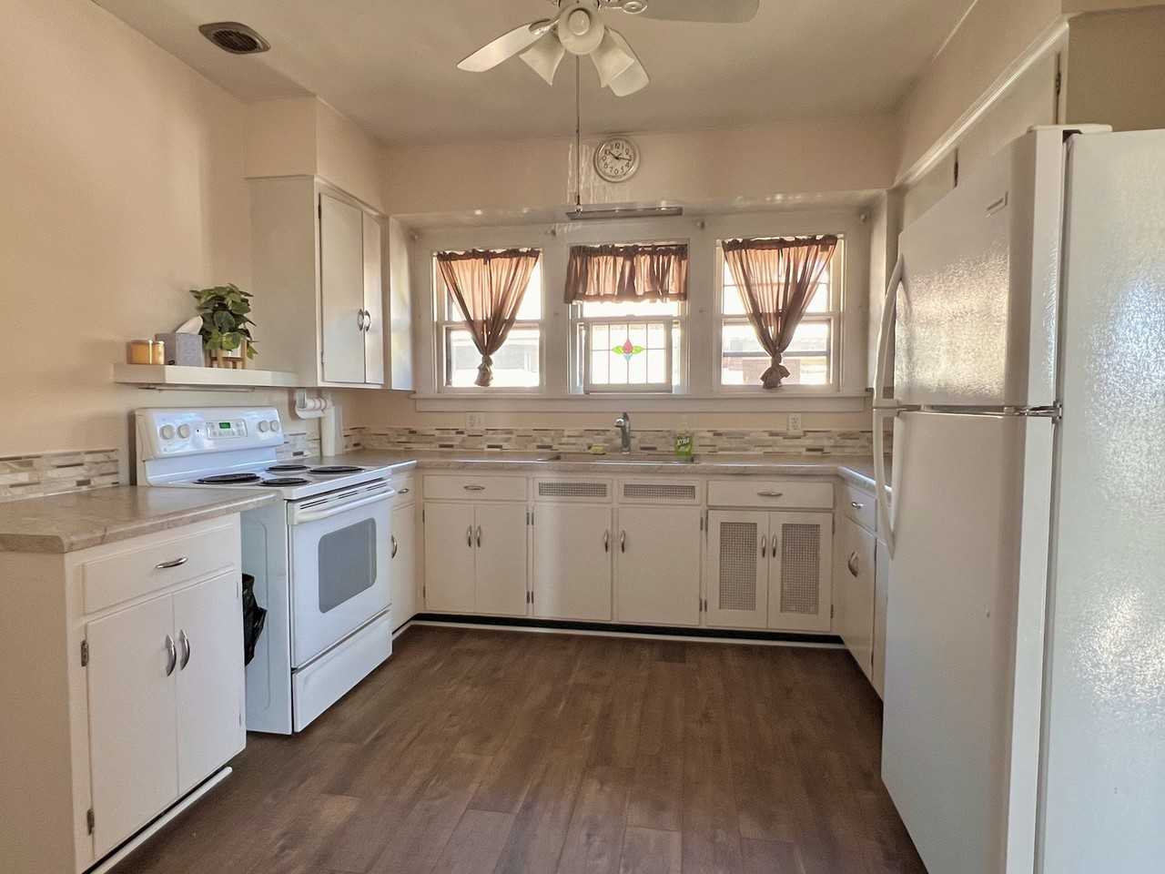 702 North Raynor Avenue - Photo 2 of 10