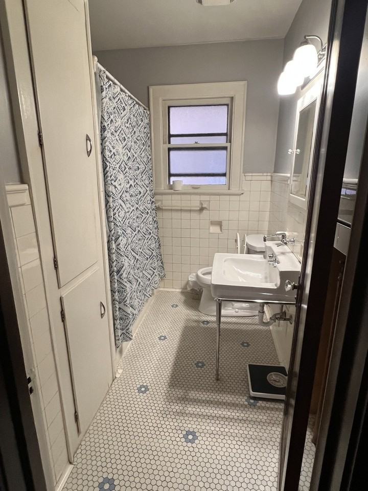 702 North Raynor Avenue - Photo 4 of 10