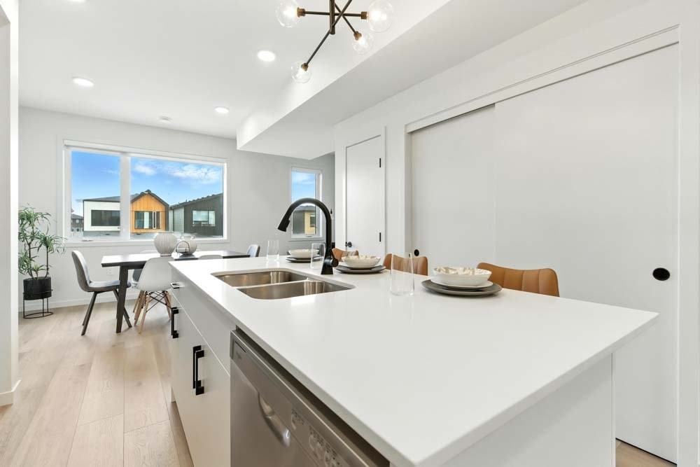 Klapstein Cres SW - Photo 5 of 27