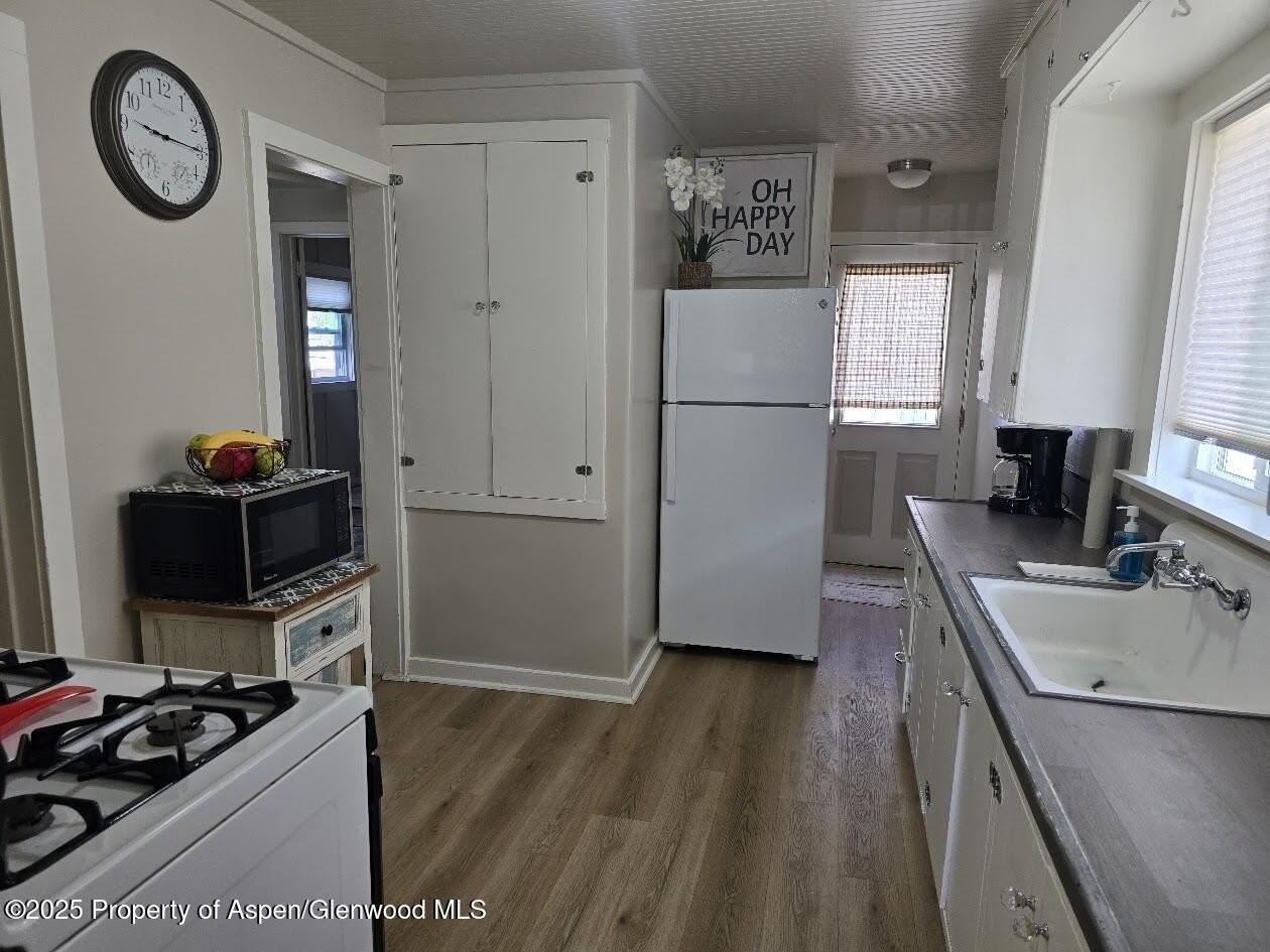 830 Breeze St - Photo 3 of 18