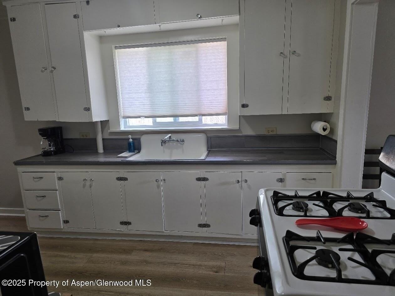 830 Breeze St - Photo 5 of 18