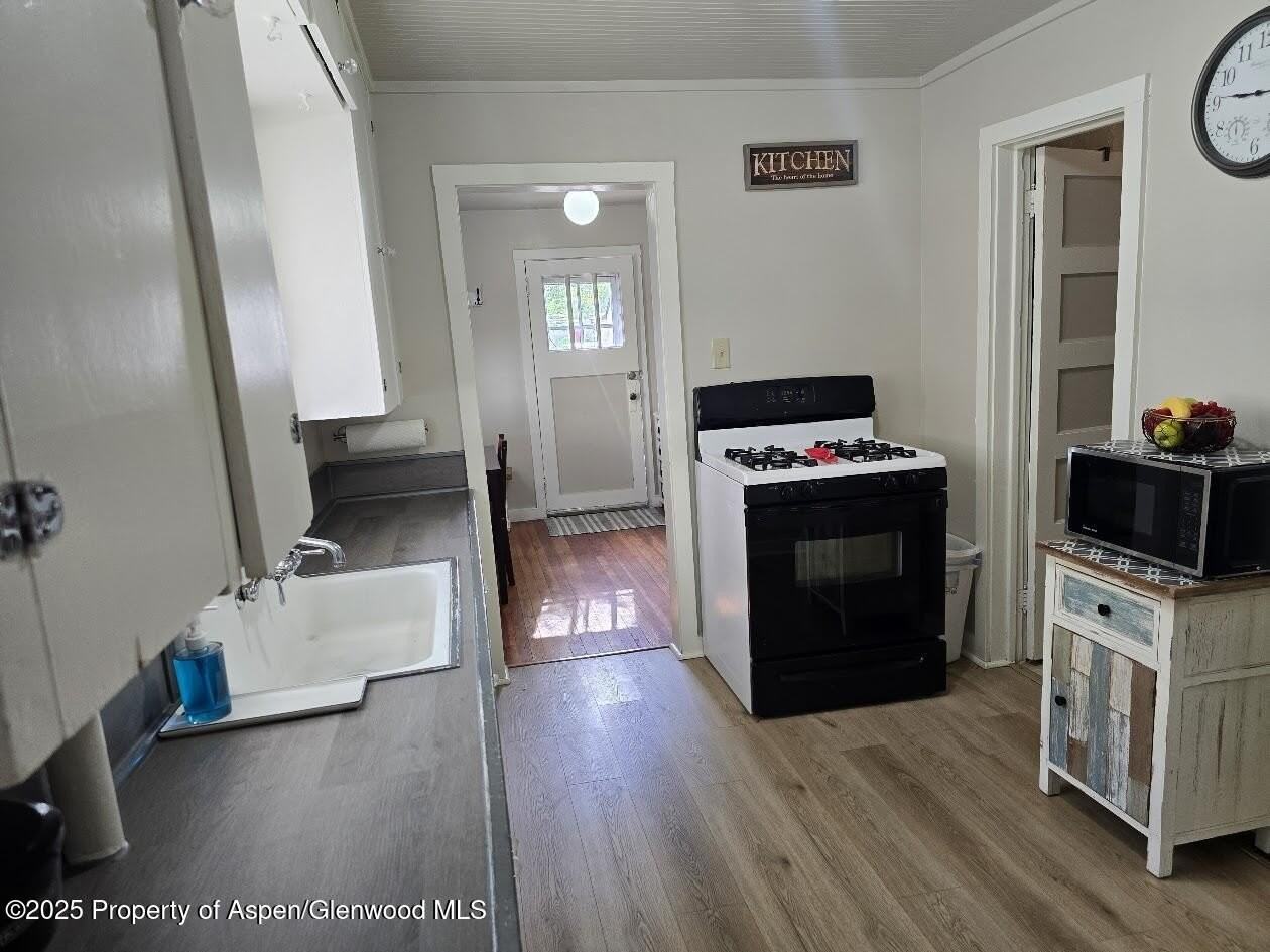 830 Breeze St - Photo 6 of 18