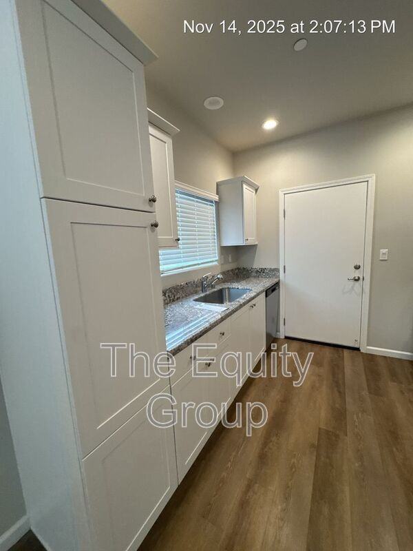 410 S Summit St #101 - Photo 4 of 21