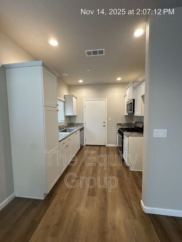 410 S Summit St #101 - Photo 6 of 21