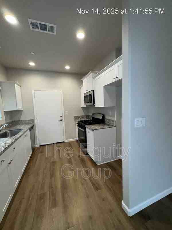 418 S Summit St #101 - Photo 3 of 33