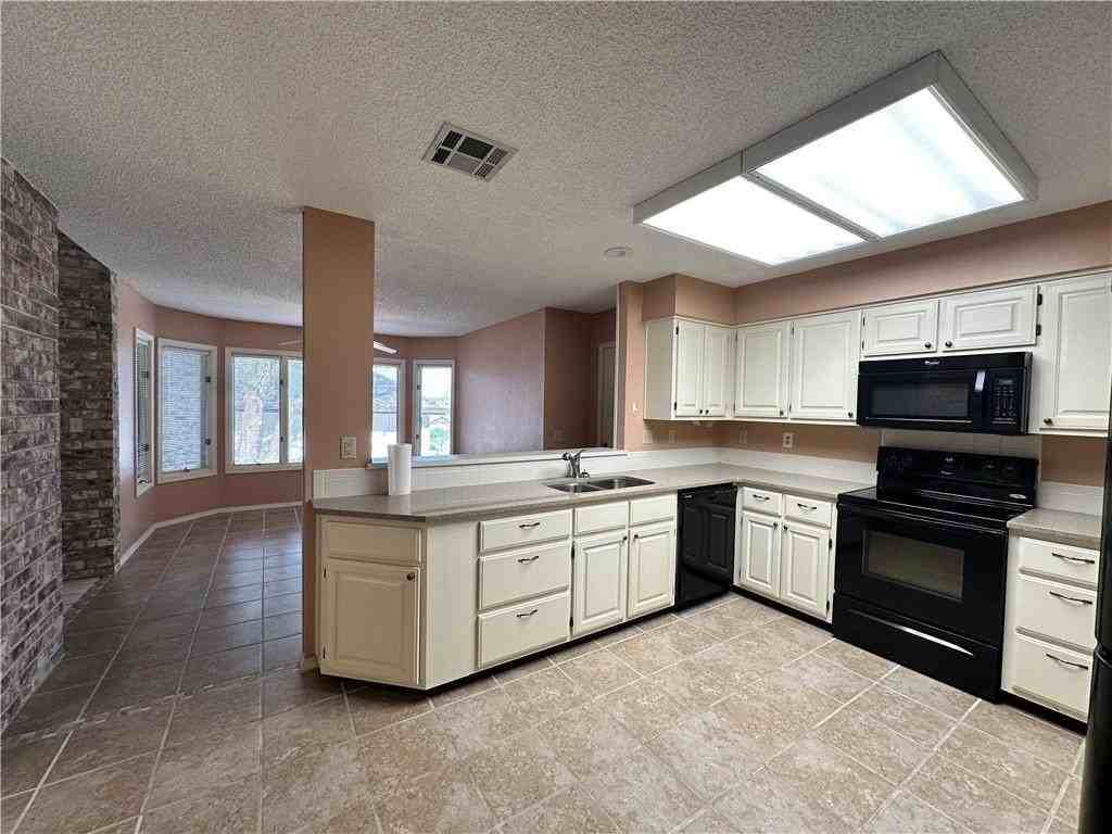 8 Teresa Dr - Photo 5 of 23