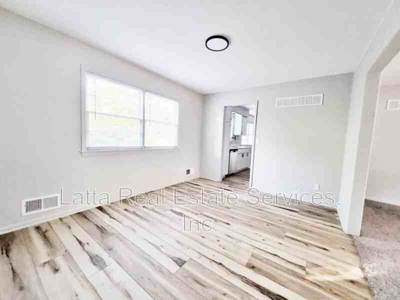 7809 Woodson Rd - Photo 5 of 20