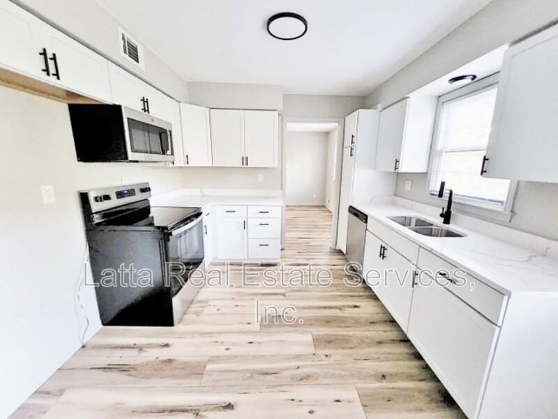 7809 Woodson Rd - Photo 7 of 20