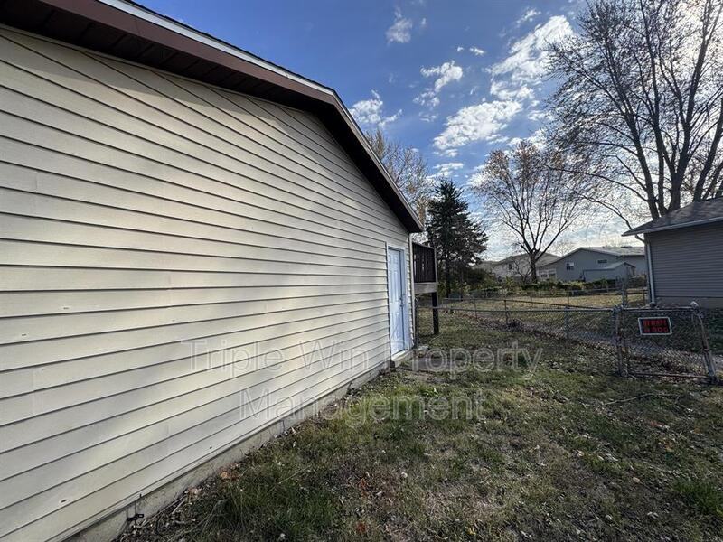 1464 Monopoly Dr - Photo 5 of 31