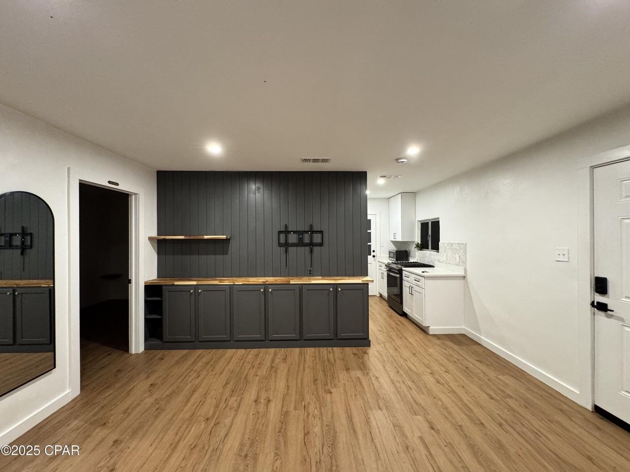 6427 Oakshore Dr - Photo 3 of 16