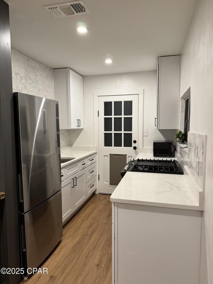 6427 Oakshore Dr - Photo 5 of 16