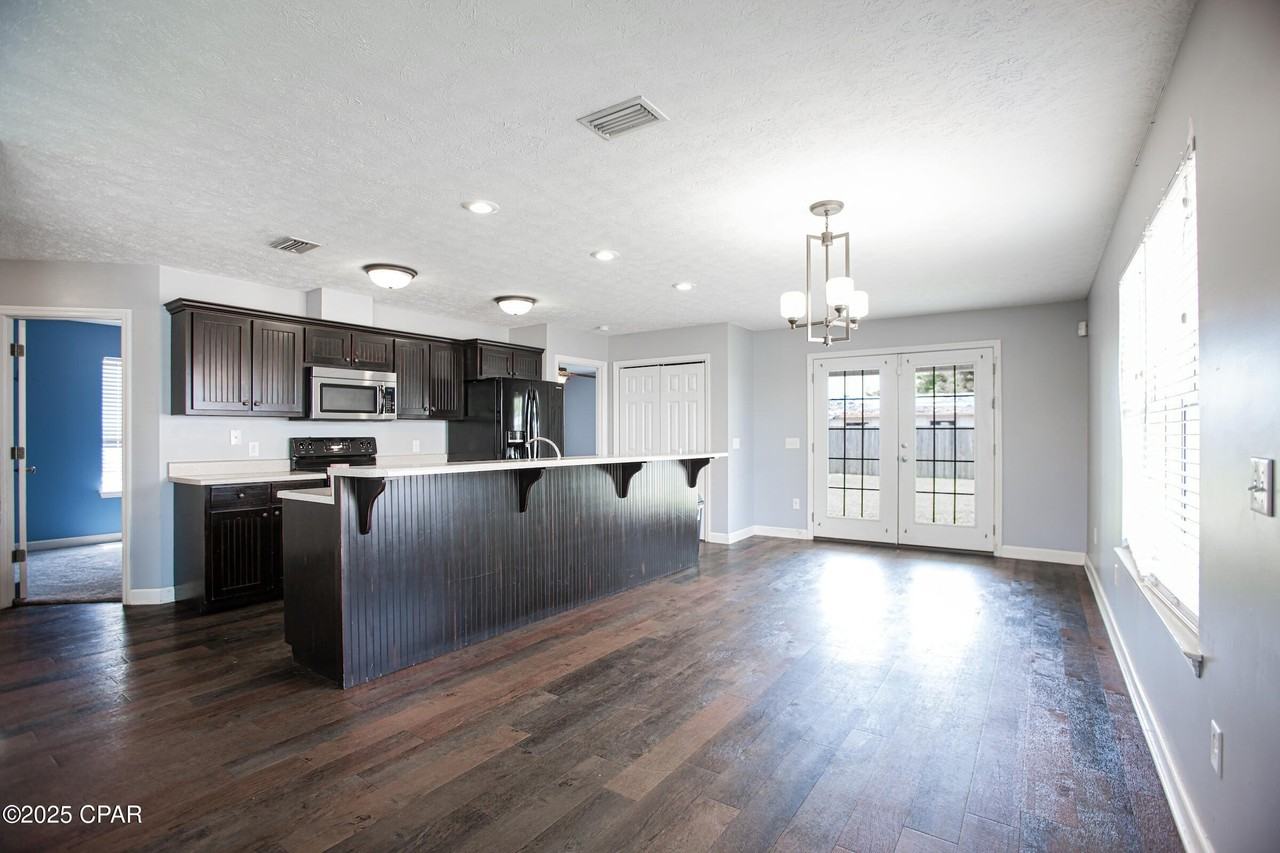 115 Keystone Plz - Photo 3 of 14