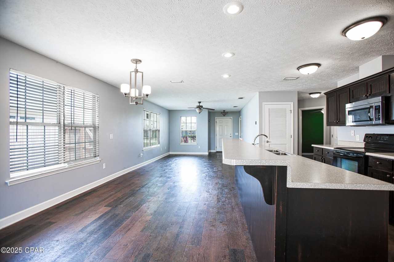 115 Keystone Plz - Photo 5 of 14