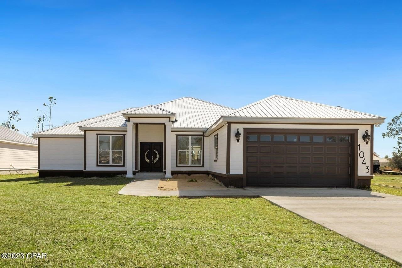 1043 Plantation Dr - Photo 2 of 31