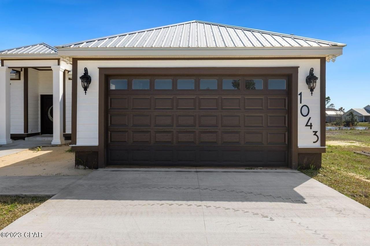 1043 Plantation Dr - Photo 3 of 31