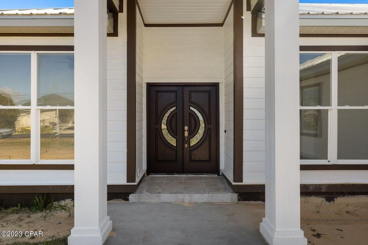 1043 Plantation Dr - Photo 4 of 31