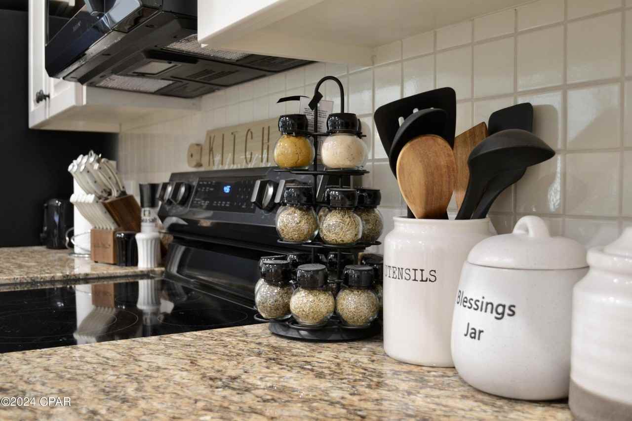 1043 Plantation Dr - Photo 6 of 31